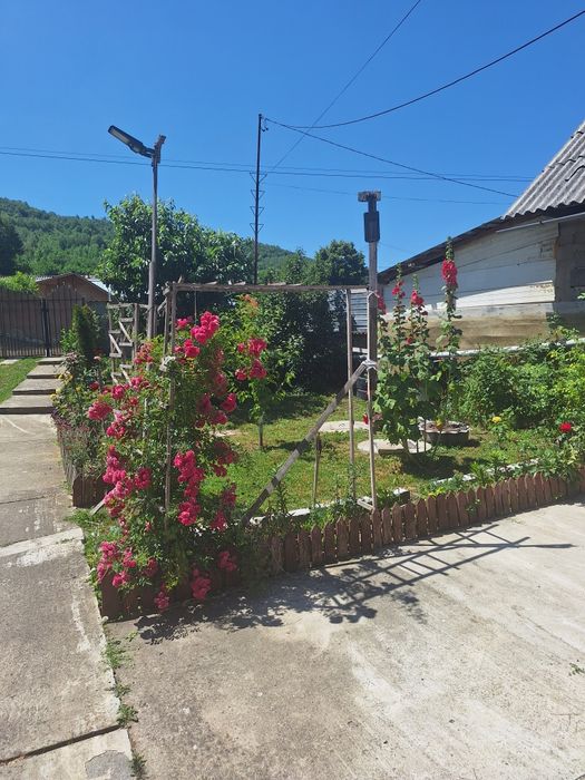 Închiriez casă 13 km de Tîrgoviște 8 km de Pucioasa.În localitatea Vul