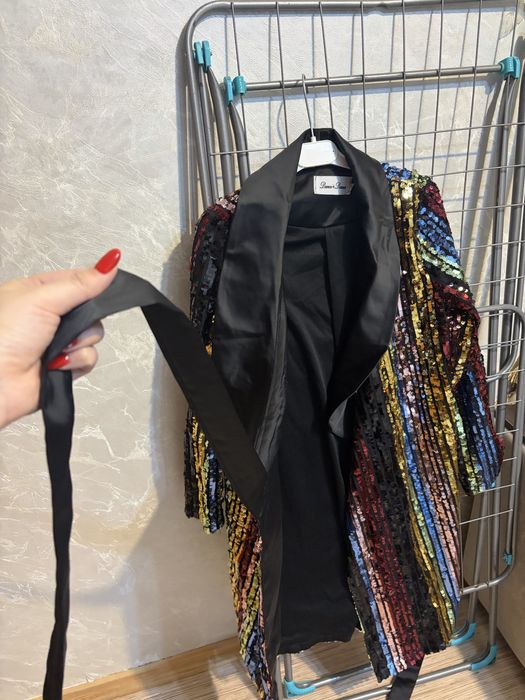 Продам платье с паетками
