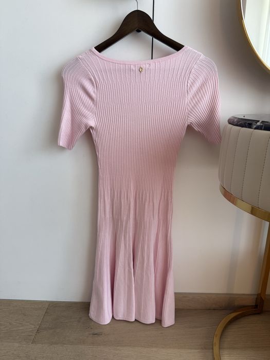 Елеганта, плетена рокля с широко деколте