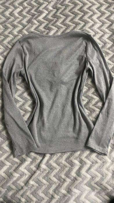 серая кофта с длинным рукавом