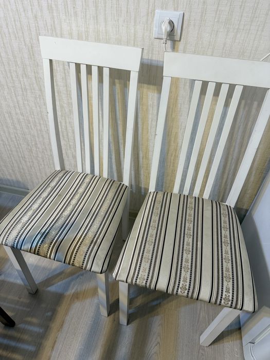 Продам 4 белых стула