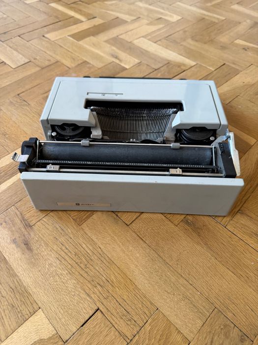 Пишеща машина на кирилица Olivetti