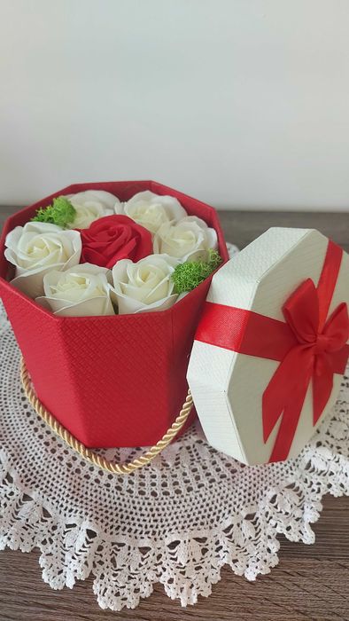 Подаръчна кутия с ръчно изработени сапуни - роза