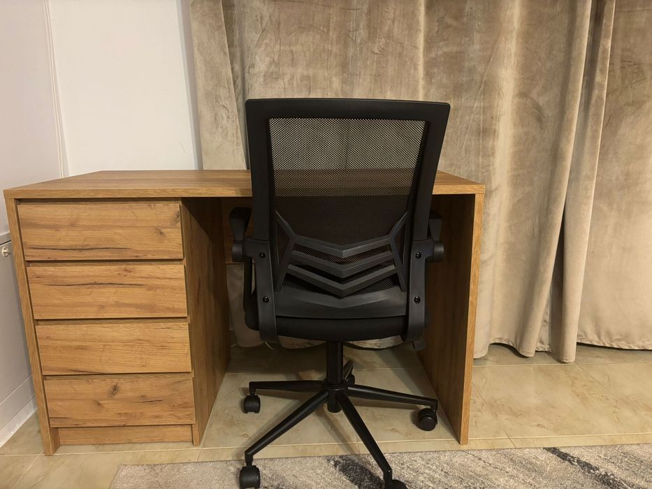 Vând birou 120cm x 60cm + scaun