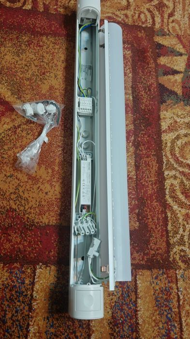 Aplica LED de baie cu priza incorporata 10W