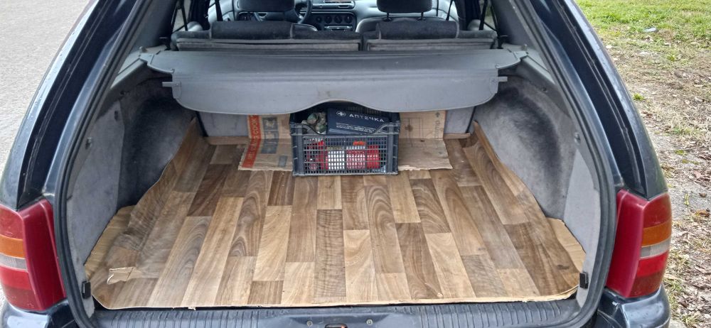 Плодавам Ford Mondeo 1.8i GLX