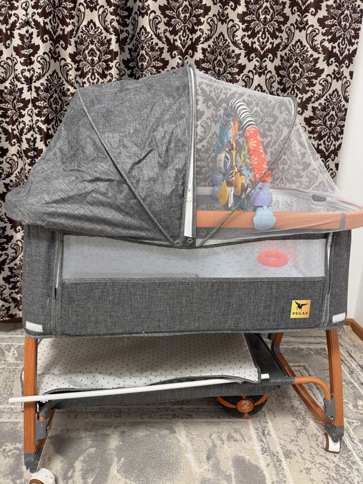 Манеж с белым комодом