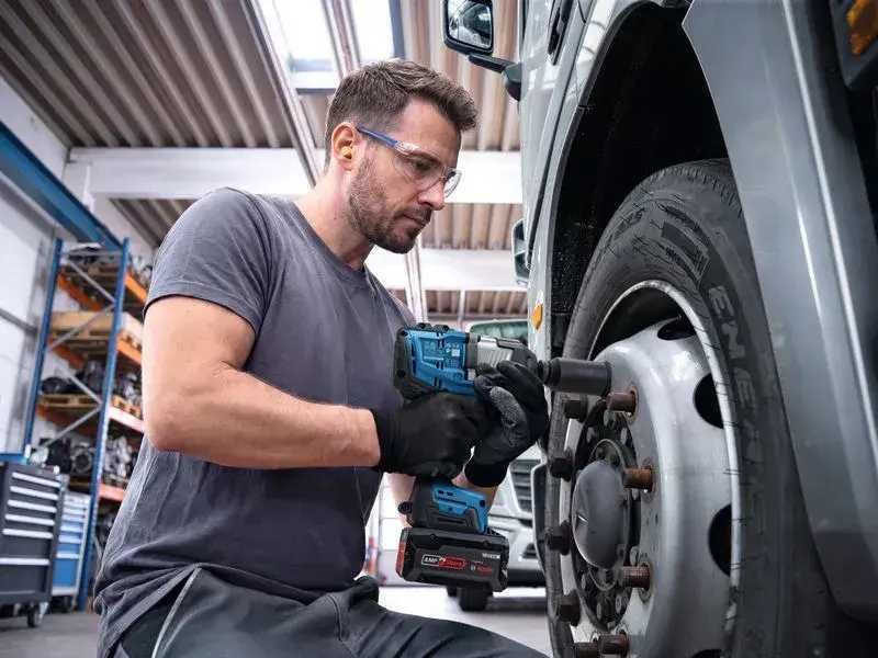 Акумулаторен ударен гайковерт Bosch GDS 18V-1400 , 18V , 1/2`` , 1400 Nm , без батерии и зарядно , в куфар L-boxx
