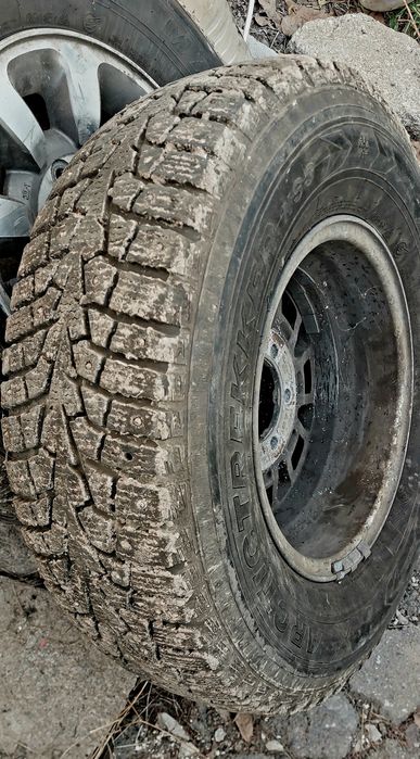 Шипованная резина с дисками 235/75_15