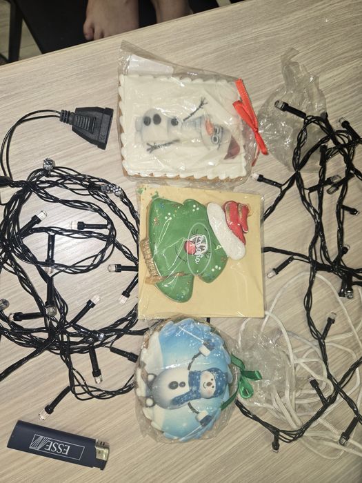 Ёлка продаётся с игрушками