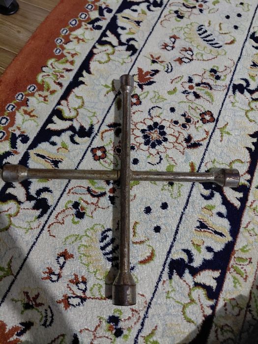 Крестовой баллонный ключ