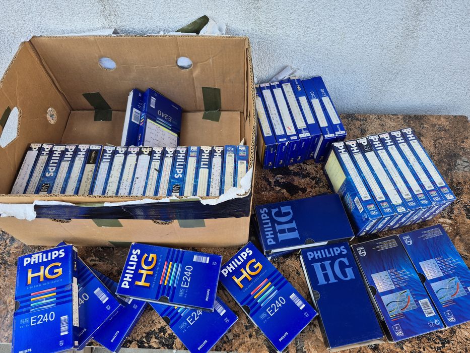 Vând 50 casete video VHS originale Philips de 240 minute Colectie film