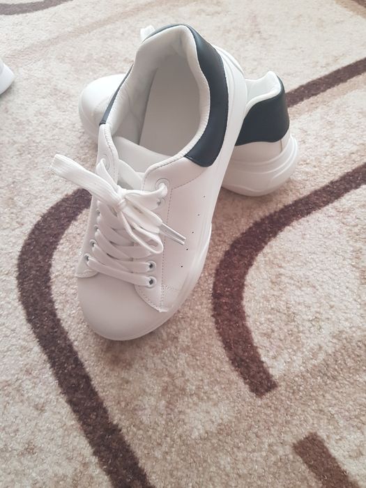 Дамски сникърси ..