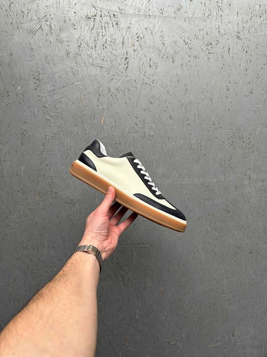 Кроссовки новые, стильные