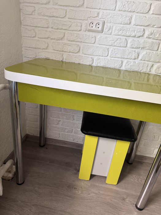 Продам кухонный стол