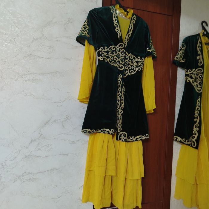 Платье с жилеткой имеется саукеле