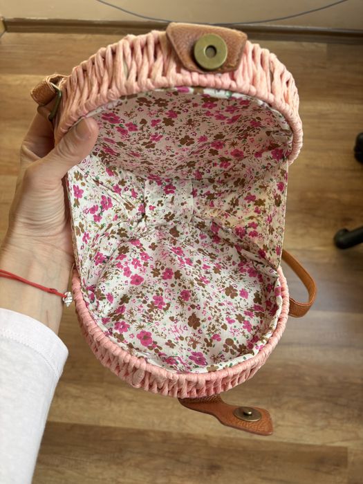 Розова плетена чанта, носена веднъж