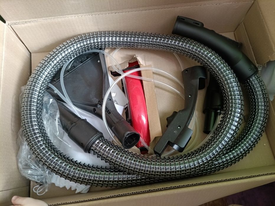 Прахосмукачка Bosch Serie 4 AquaWash&Clean