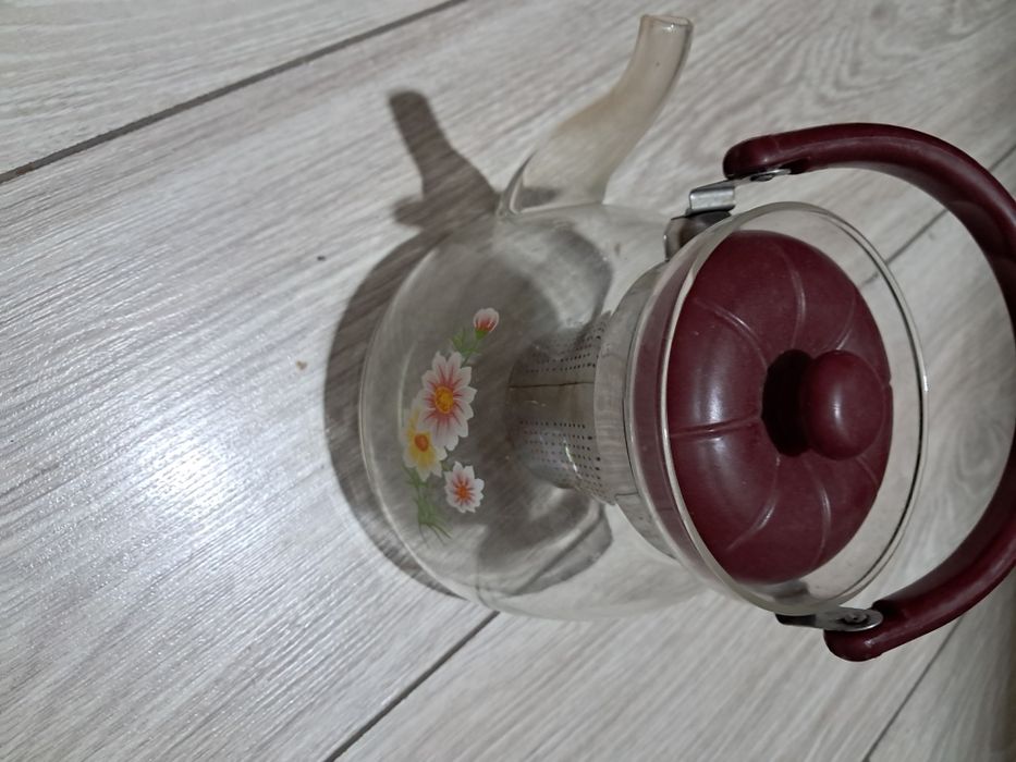 Бесплатно Чайник с заварником продам.