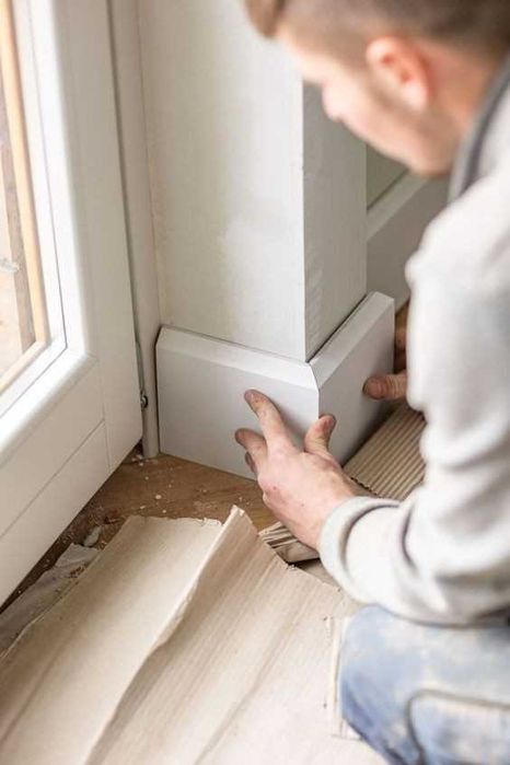 Handyman. Mesterul casei. Instalator. Electrician 
Electrician. Repar