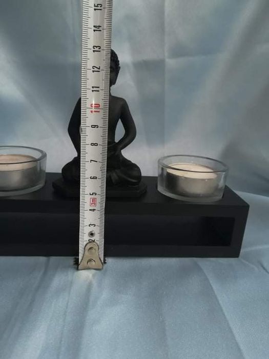 Будистка статуя със свещници