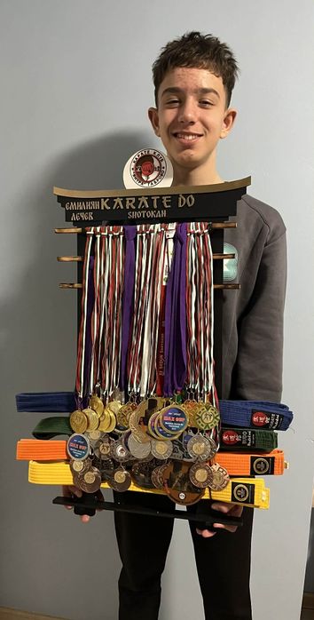 Поставка за медали и колани.