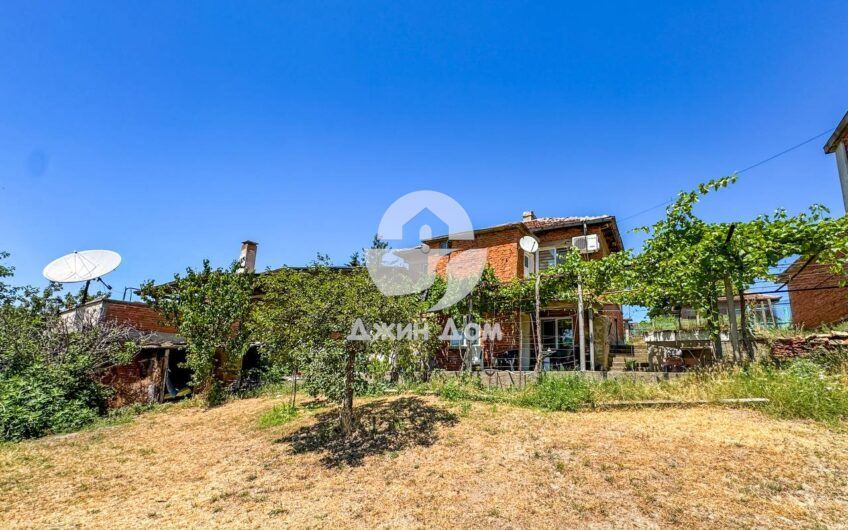 Двуетажна къща с двор в гр. Средец