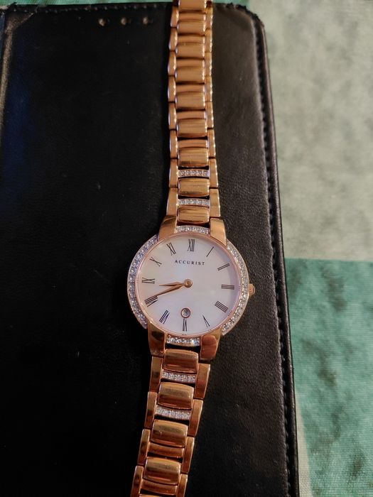 Нов ориг.дамски аналогов  часовник "Accurist signature""