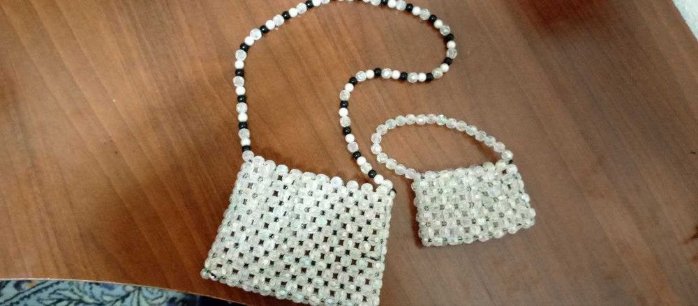 Продаются сумочки из бусинок.  Новые. Ручная работа.