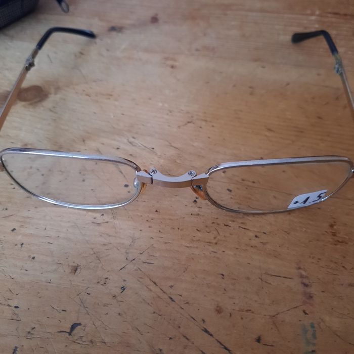 Продавам  згаваеми очила +1.5д