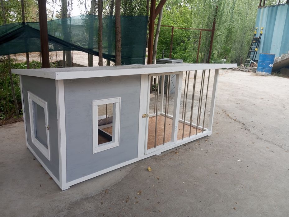Продается домик для собак из дерева.
