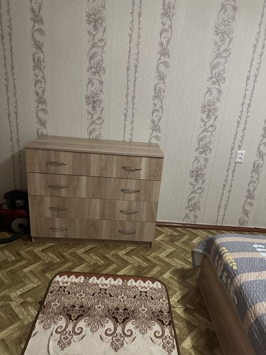 Двуспальная кровать с матрасом и комодом