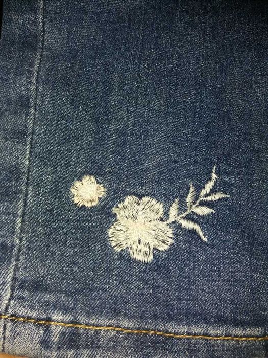 Blugi Kiabi Skinny fit - broderie flori/cocor