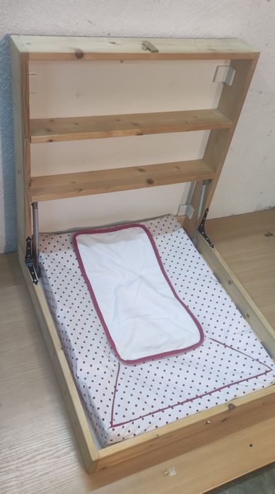 Сгъваем стенен повивалник за бебе – правен по поръчка