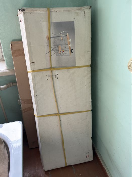 Барная стойка со стульями.