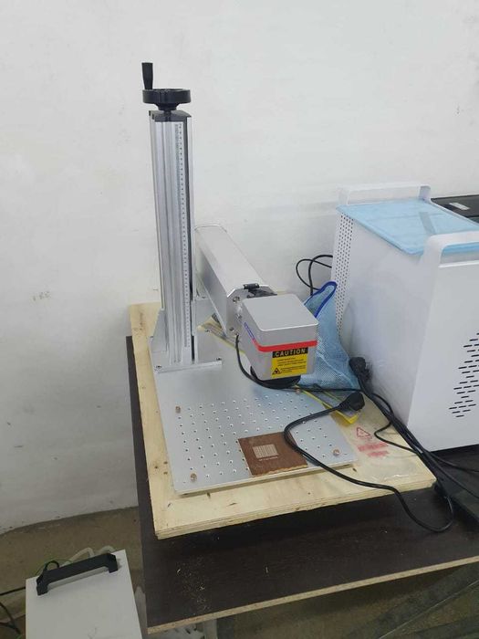 Лазерный маркировщик.Волоконно - оптический лазерный маркировщик.30вт