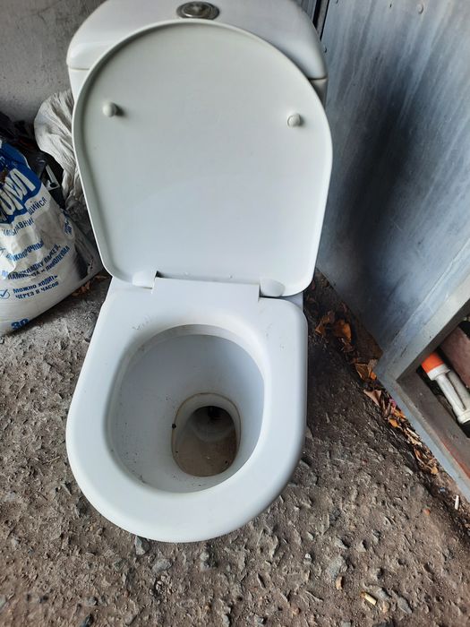 Унитаз продам б/у рабочий.