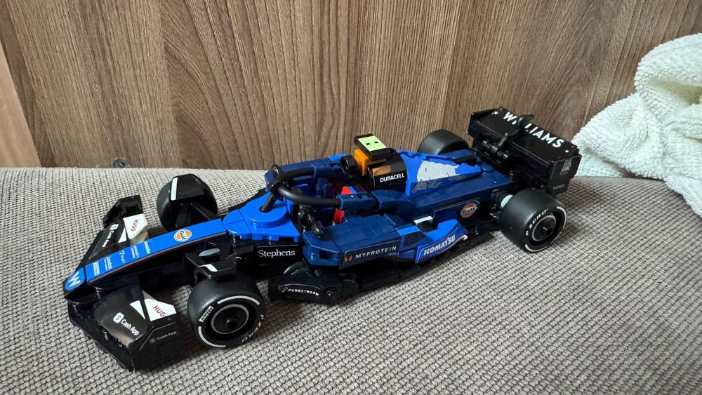 Лего болид Ф1 целый