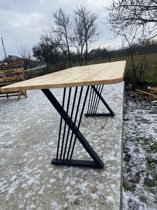 Masa cu picioare metalice