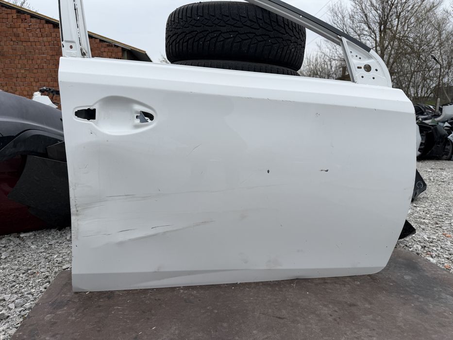 Врата Toyota Auris 2012 год.-