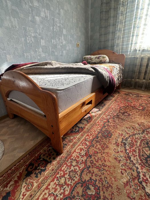 Кровать деревянная