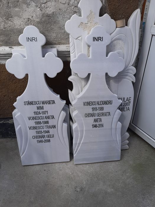 Felinare metalice si cruci din marmură la super preturi