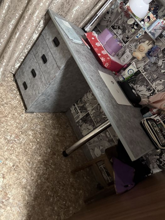 Письменый стол удобный для школьников идеально