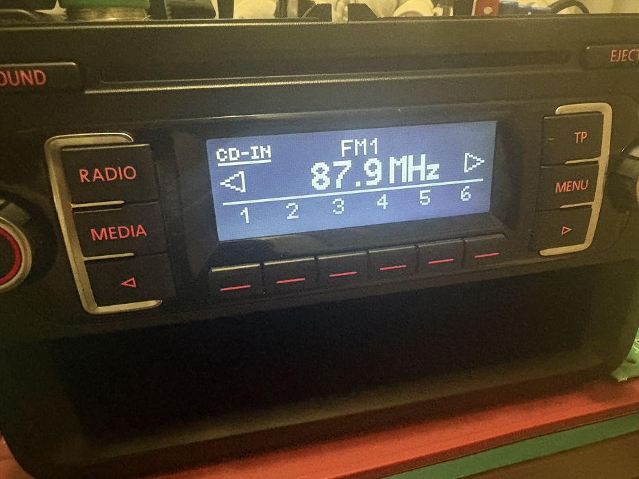 Продавам оригинално фабрично CD/MP3 радио VW ULVWMP3