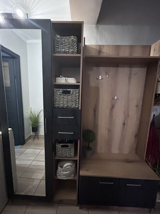 Cuier cu oglida si dulap