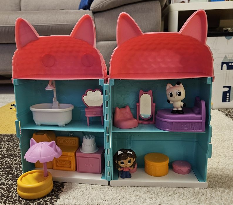 Set de joaca casa de papusi Gabby's Dollhouse Mini cu accesorii incluse, varsta 3+ ani, roz-verde