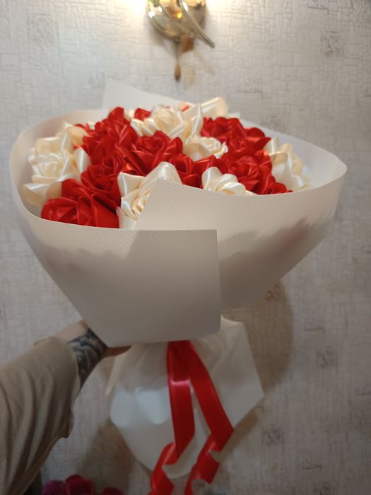 Розы из атласной ленты .