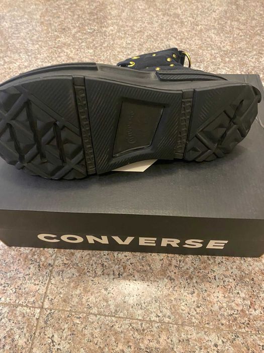 Converse inalti  dama negri cu detalii aurii .