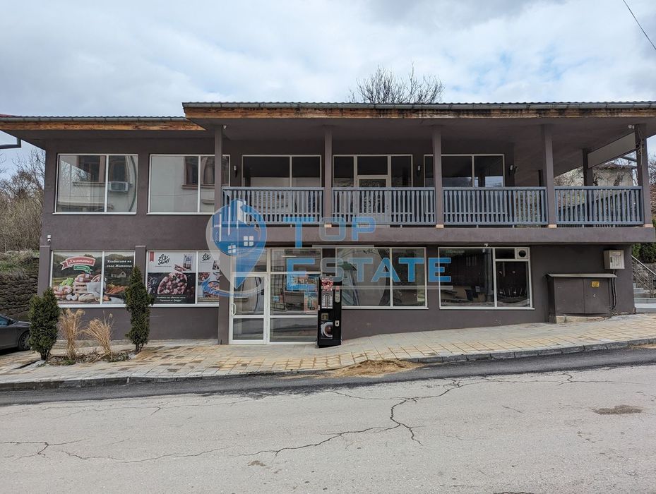 Търговска сграда на два етажа в центъра на град Златарица