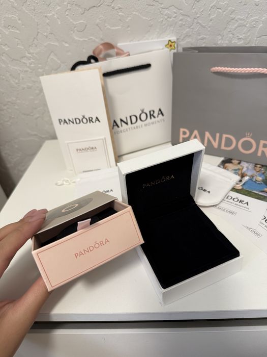 Документы и коробка Pandora